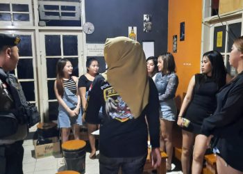Personel Polres Soppeng Gelar Operasi Penertiban di Tempat Hiburan Malam, Puluhan Botol Miras Disita