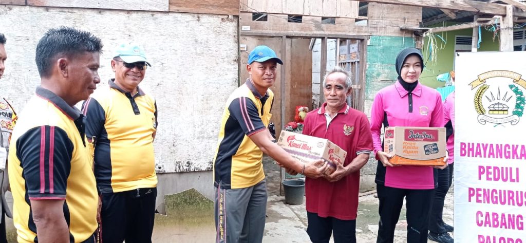 Kapolres Palopo Beri Bantuan ke Korban Terdampak Bencana Angin Puting Beliung di Manunggal