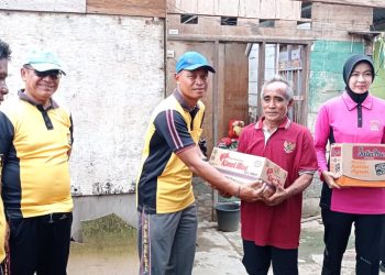 Kapolres Palopo Beri Bantuan ke Korban Terdampak Bencana Angin Puting Beliung di Manunggal