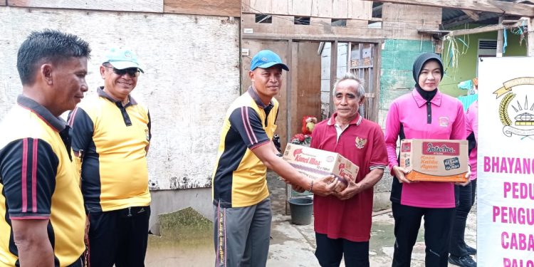 Kapolres Palopo Beri Bantuan ke Korban Terdampak Bencana Angin Puting Beliung di Manunggal