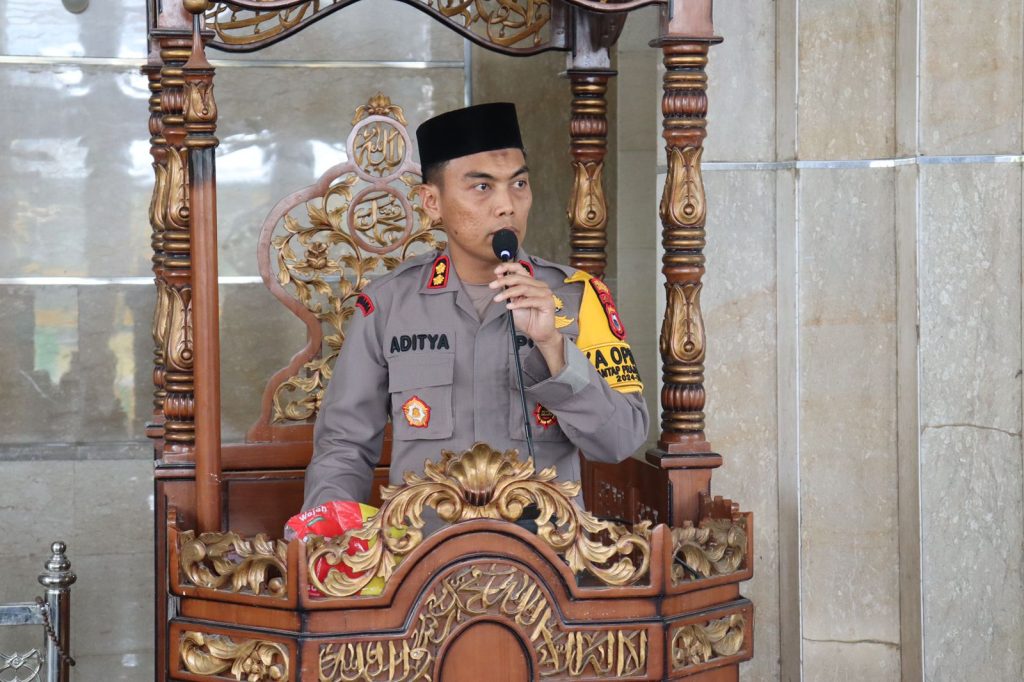 Kapolres Soppeng Melaksanakan Safari Sholat Jumat di Masjid Raudhatul Muttaqin Dabbare