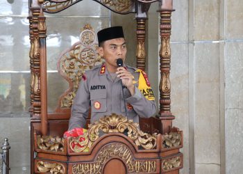 Kapolres Soppeng Melaksanakan Safari Sholat Jumat di Masjid Raudhatul Muttaqin Dabbare