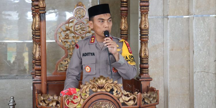 Kapolres Soppeng Melaksanakan Safari Sholat Jumat di Masjid Raudhatul Muttaqin Dabbare