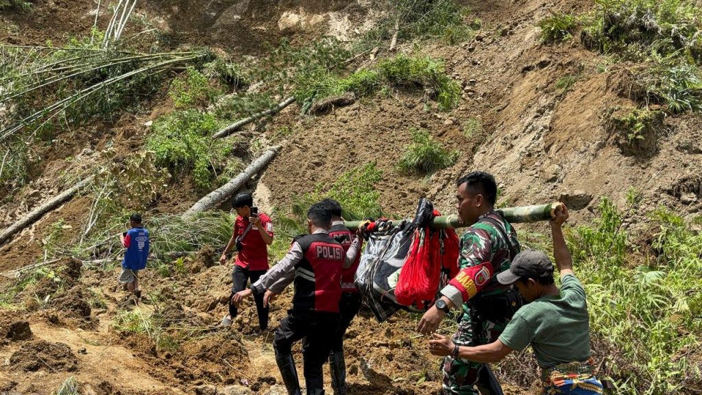Personel Polres Toraja Utara bersama TNI dan Masyarakat Evakuasi 2 Jenazah Korban Tanah Longsor