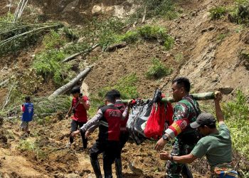 Personel Polres Toraja Utara bersama TNI dan Masyarakat Evakuasi 2 Jenazah Korban Tanah Longsor