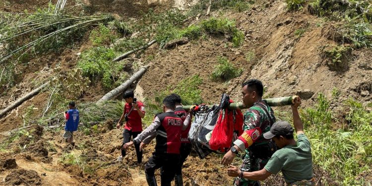 Personel Polres Toraja Utara bersama TNI dan Masyarakat Evakuasi 2 Jenazah Korban Tanah Longsor