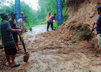 Bhabinkamtibmas Polres Tator Bersama Warga Bersihkan Material Tanah Longsor di Lembang Salu