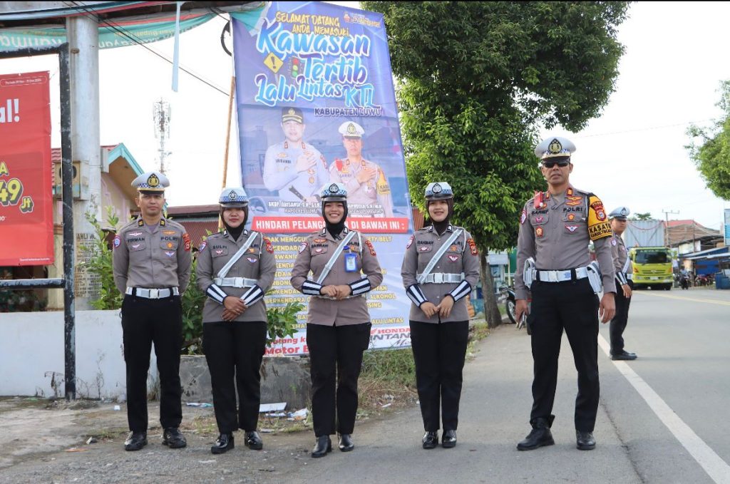Kasat Lantas Polres Luwu bersama Personel Beri Edukasi Tertib Berlalulintas kepada Remaja dan Pelanjar