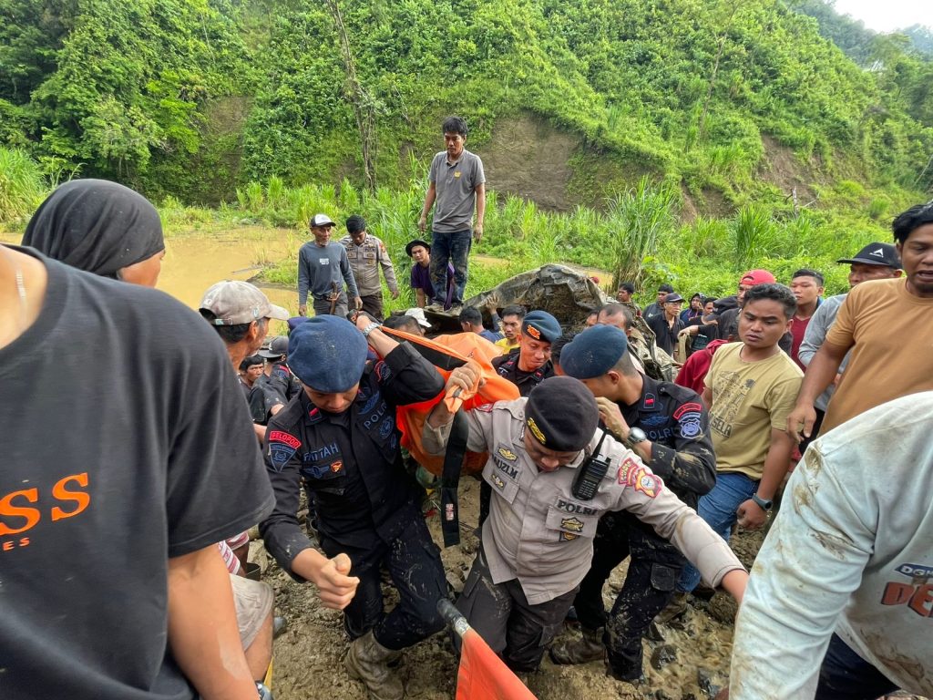 Kapolres Luwu Turunkan Personel Untuk Bantu Proses Evakuasi Korban Tanah Longsor di Padang