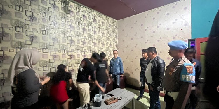 Personel Polres Soppeng Melakukan Penertiban di Sejumlah THM, Puluhan Botol Miras Diamankan