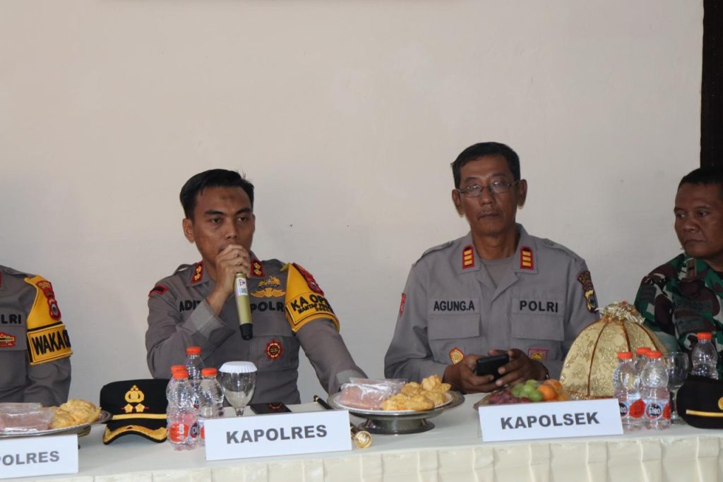 Kapolres Soppeng bersama Ketua Bhayangkari Kunjungan Kerja di Polsek Liliriaja