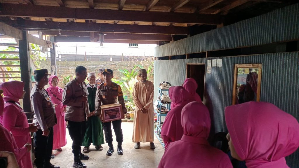 Kapolres Soppeng bersama Ketua Bhayangkari Beri Bantuan Sembako ke Masyarakat Prasejahtera