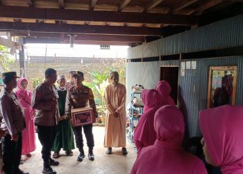 Kapolres Soppeng bersama Ketua Bhayangkari Beri Bantuan Sembako ke Masyarakat Prasejahtera