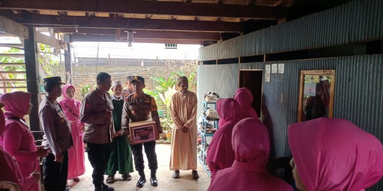 Kapolres Soppeng bersama Ketua Bhayangkari Beri Bantuan Sembako ke Masyarakat Prasejahtera