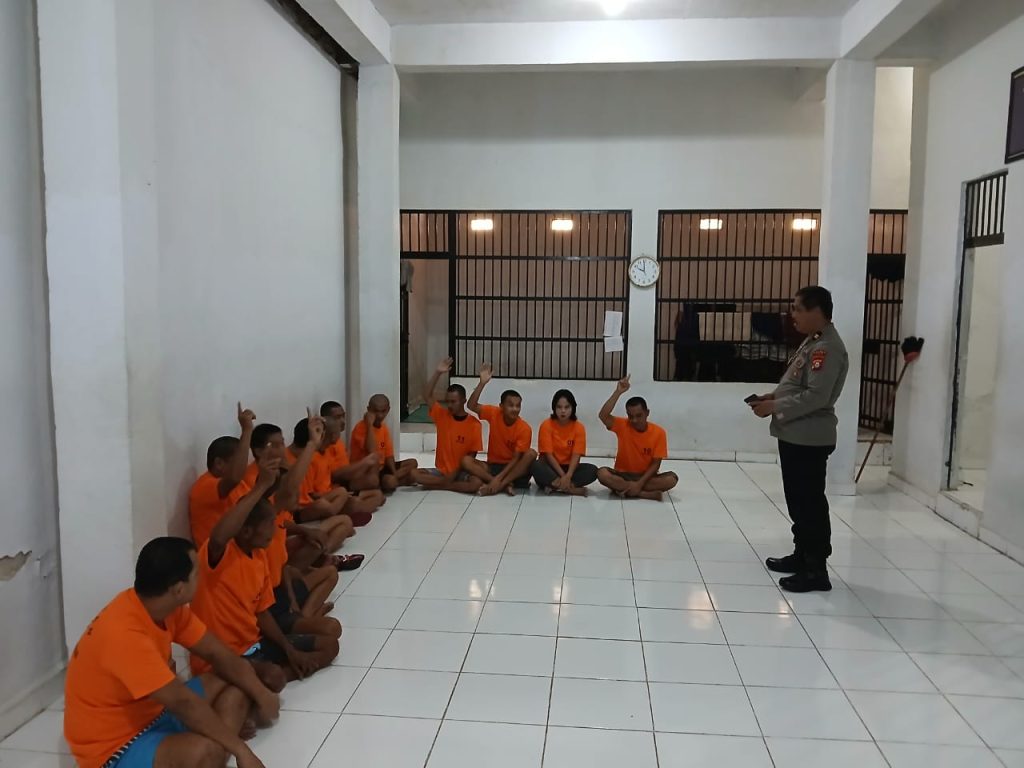 Kasat Tahti Polres Tana Toraja Beri Pembinaan Rohani dan Mental ke Tahanan