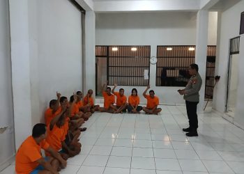Kasat Tahti Polres Tana Toraja Beri Pembinaan Rohani dan Mental ke Tahanan