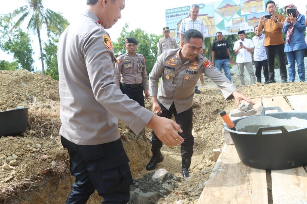 Peletakan Batu Pertama Pembangunan Masjid Polsek Majauleng, Kapolres Wajo: Semoga Memberikan Manfaat