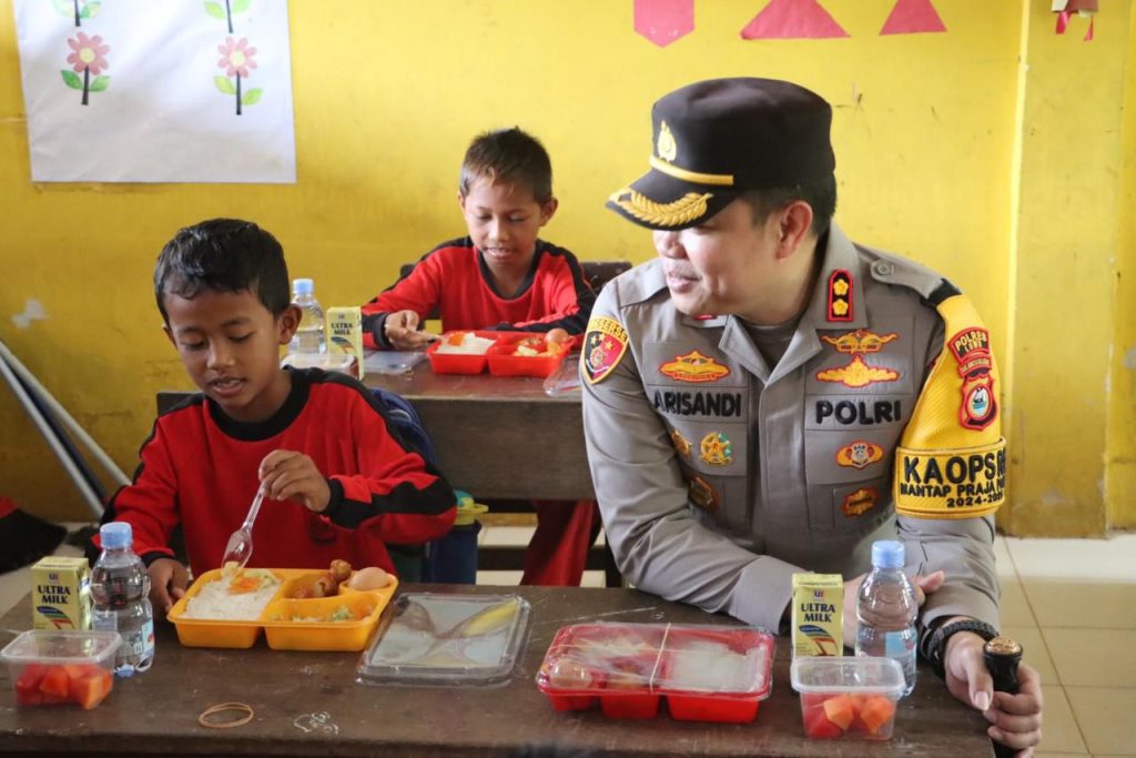 Kapolres Luwu Bersama DPC Apdesi Tinjau Langsung Makan Bergizi Gratis di SDN 605 Padang Kalua