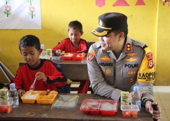 Kapolres Luwu Bersama DPC Apdesi Tinjau Langsung Makan Bergizi Gratis di SDN 605 Padang Kalua