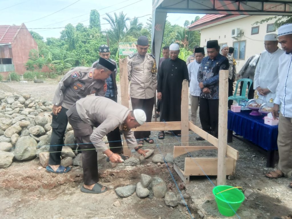 Kapolres Palopo Peletakan Batu Pertama Pembangunan Mushollah Polsek Wara Selatan