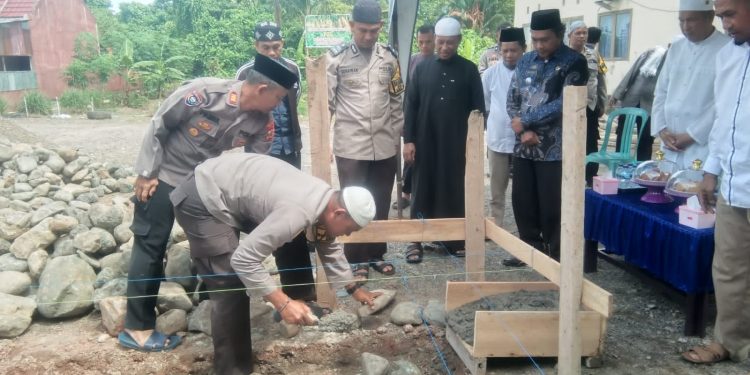 Kapolres Palopo Peletakan Batu Pertama Pembangunan Mushollah Polsek Wara Selatan