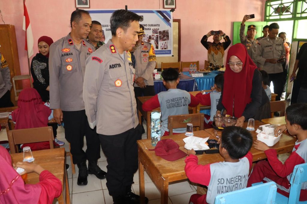 Kapolres Soppeng Pantau Langsung Program Makan Bergizi Gratis di SDN 261 Watang Belo