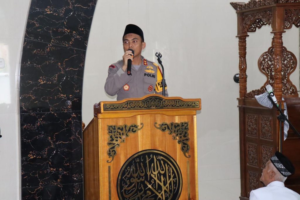 Kapolres Soppeng Melaksanakan Safari Sholat Jum’at di Masjid Nursalam