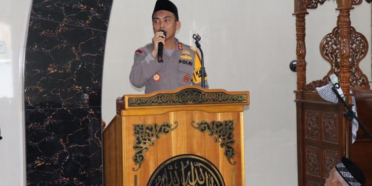 Kapolres Soppeng Melaksanakan Safari Sholat Jum’at di Masjid Nursalam