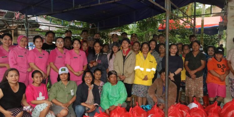 Waka Polres Toraja Utara Pimpin Penyaluran Bantuan Sembako Untuk Korban Banjir