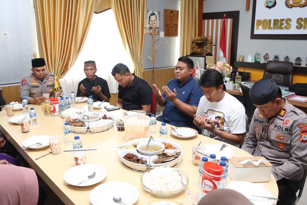 Kapolres Sidrap Makan Siang Bersama Petugas Kebersihan di Lingkungan Mako