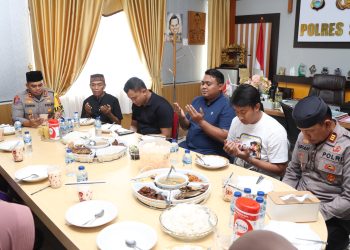 Kapolres Sidrap Makan Siang Bersama Petugas Kebersihan di Lingkungan Mako
