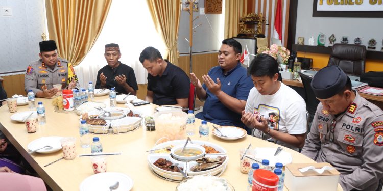 Kapolres Sidrap Makan Siang Bersama Petugas Kebersihan di Lingkungan Mako