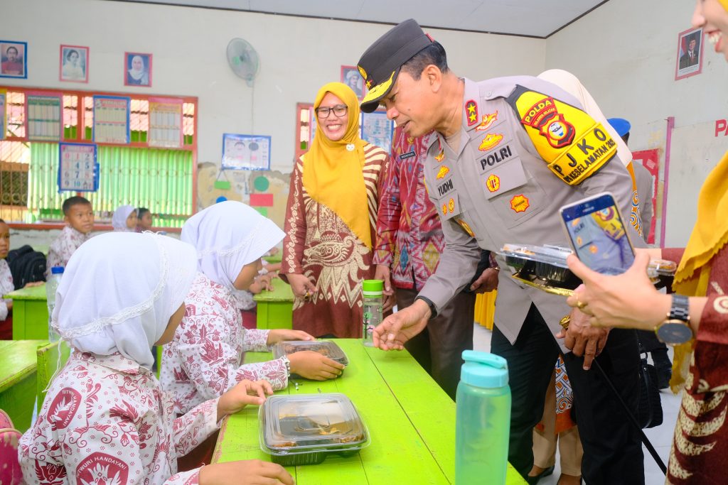 Kapolda Sulsel Tinjau Makan Bergizi Gratis di SDN 96 Simpursia Wajo