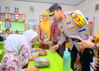 Kapolda Sulsel Tinjau Makan Bergizi Gratis di SDN 96 Simpursia Wajo