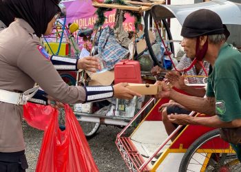Personel Satlantas Polres Bone Gelar Jumat Berbagi ke Masyarakat