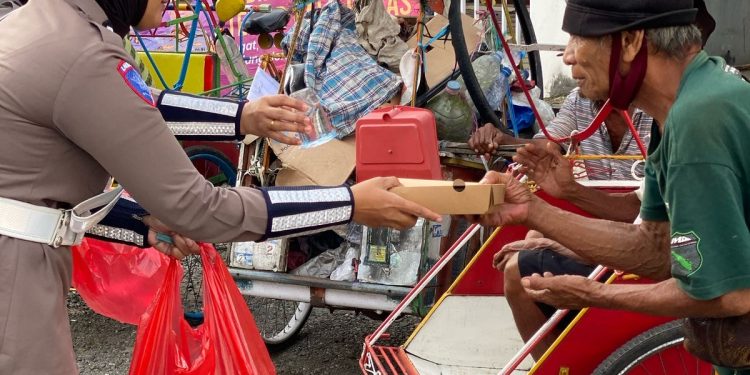 Personel Satlantas Polres Bone Gelar Jumat Berbagi ke Masyarakat
