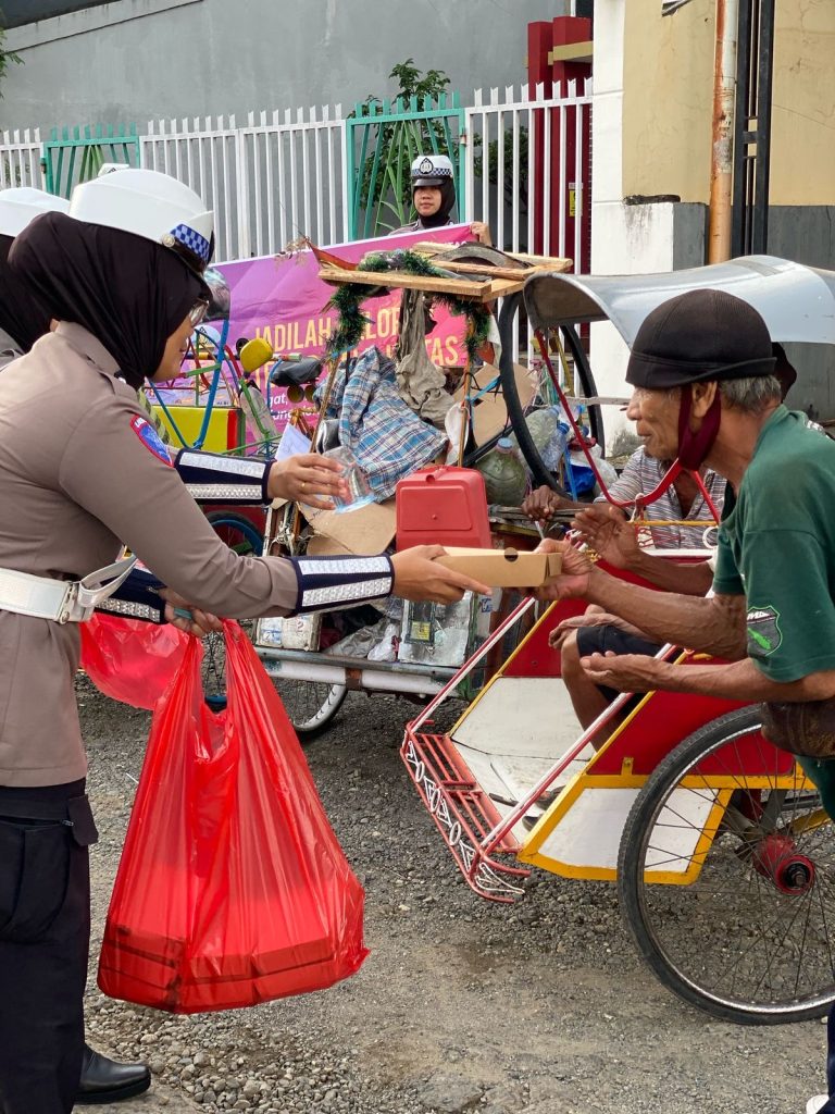 Personel Satlantas Polres Bone Gelar Jumat Berbagi ke Masyarakat