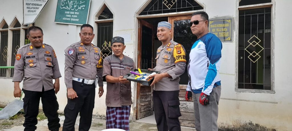 Kapolres Palopo bersama Komunitas Motor Gelar Cooling System Sekaligus Beri Bantuan di Masjid 