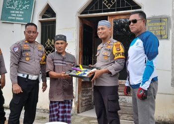 Kapolres Palopo bersama Komunitas Motor Gelar Cooling System Sekaligus Beri Bantuan di Masjid 