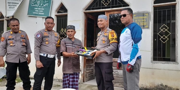 Kapolres Palopo bersama Komunitas Motor Gelar Cooling System Sekaligus Beri Bantuan di Masjid 