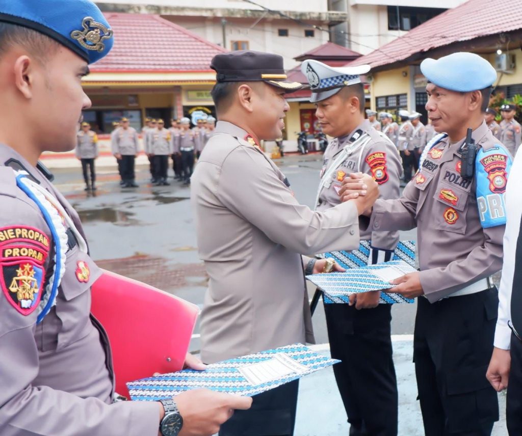Kapolres Tana Toraja Beri Penghargaan Kepada 5 Personel Yang Berprestasi