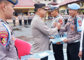 Kapolres Tana Toraja Beri Penghargaan Kepada 5 Personel Yang Berprestasi