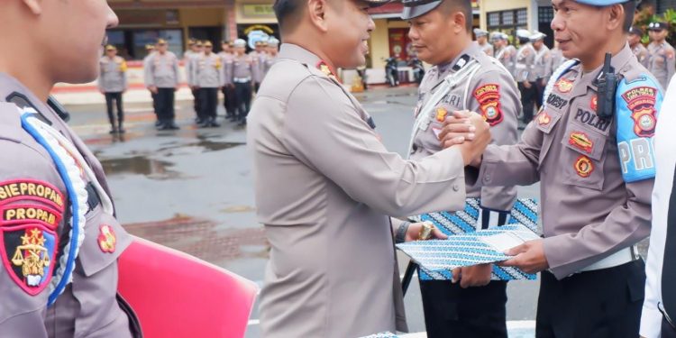 Kapolres Tana Toraja Beri Penghargaan Kepada 5 Personel Yang Berprestasi