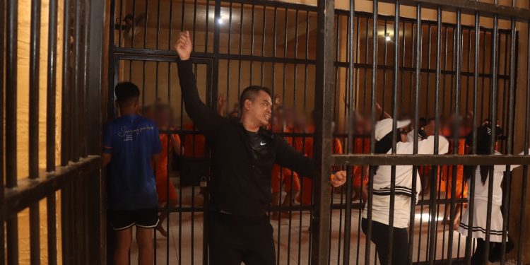 Kapolres Sidrap Ajak Tahanan Berolahraga di Hari Jumat