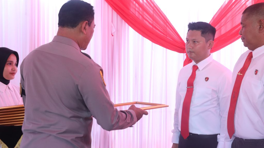 Berhasil Ungkap Kasus, Kasat Reskrim Polres Wajo bersama Anggota Terima Penghargaan