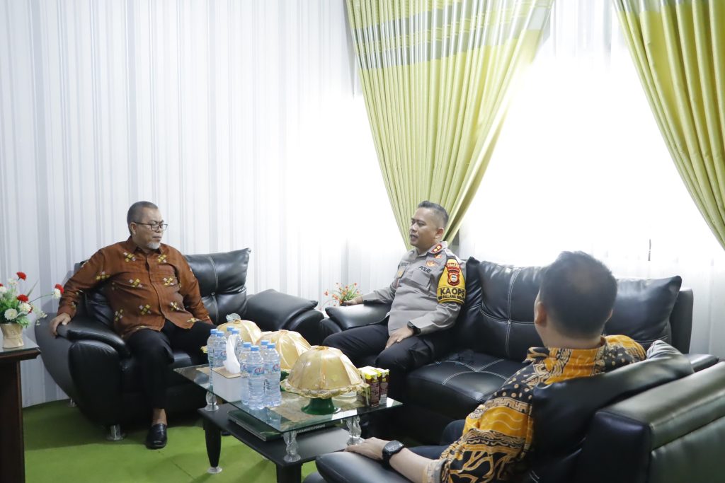 Kapolres Pinrang Silaturahmi dengan Ketua Yayasan dan Rektor Institut Cokroaminoto 
