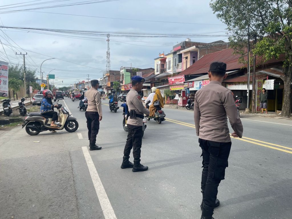 Kapolres Luwu Terjunkan Personel Gabungan untuk Pengaturan Lalu Lintas Pagi dan Sore Hari