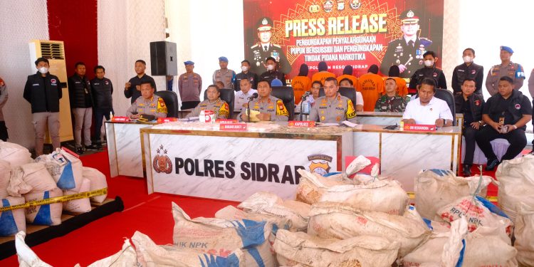 Kapolda Sulsel Rilis Hasil Ungkap Polres Sidrap, 4,6 Kg Sabu, 4200 Ekstasi dan 4 Ton Pupuk Subsidi 