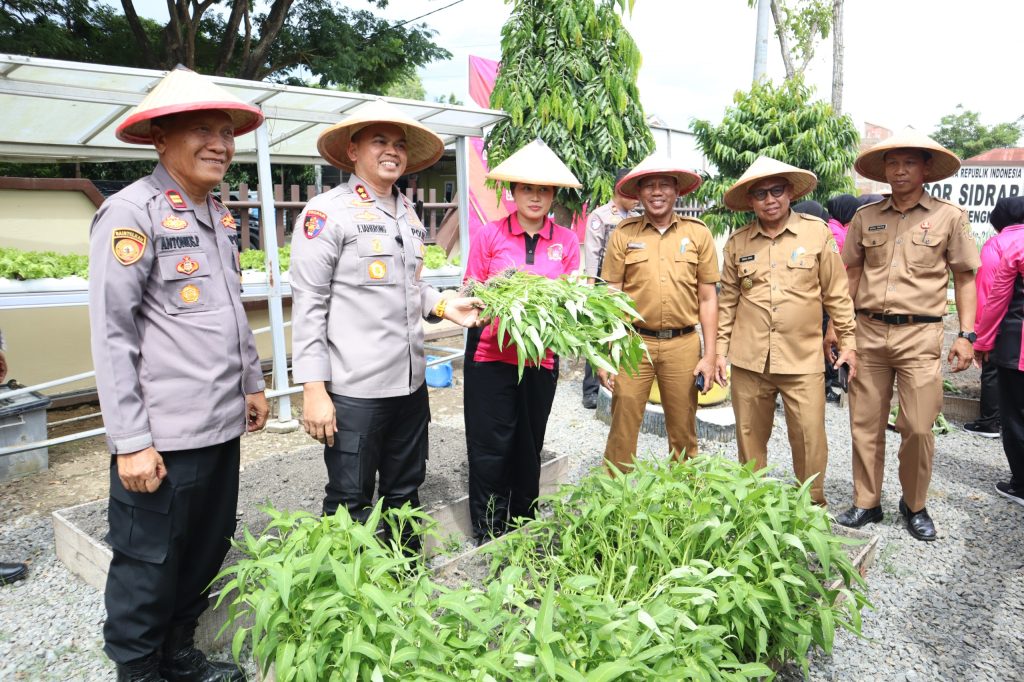 Kapolres Sidrap dan Ketua Bhayangkari Luncurkan Pekarangan Pangan Lestari di Polsek Maritengngae