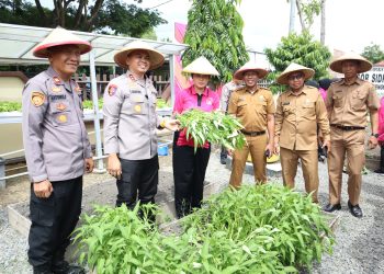 Kapolres Sidrap dan Ketua Bhayangkari Luncurkan Pekarangan Pangan Lestari di Polsek Maritengngae